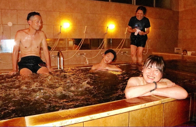 ミックスレインボーの井餘田みのり理事長（前列右）と仲間たち。久しぶりの温泉にザ・ドリフターズの「いい湯だな」を歌う＝蓬莱湯、尼崎市道意町２