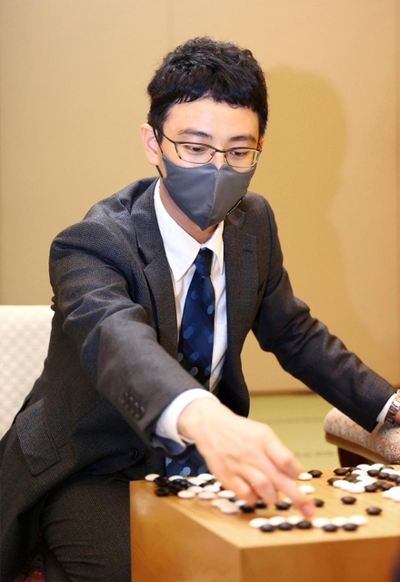 第２局で関航太郎七段に勝利し、対局を振り返る一力遼天元＝１６日午後、札幌市、ホテルエミシア札幌