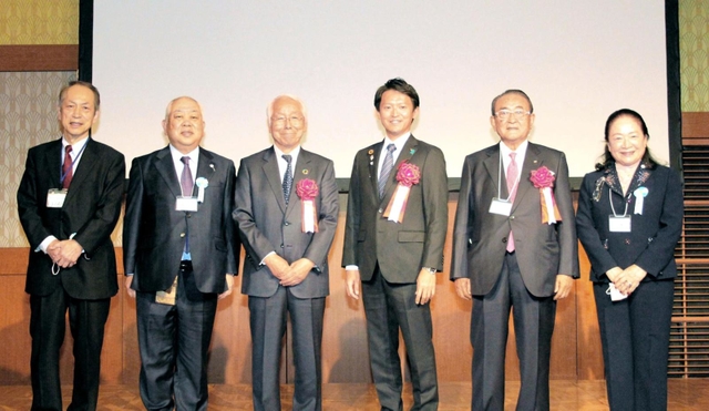兵庫県人会の総会であいさつした斎藤元彦知事（中央右）と元県知事の井戸敏三氏（同左）＝東京都港区、品川プリンスホテルアネックスタワー