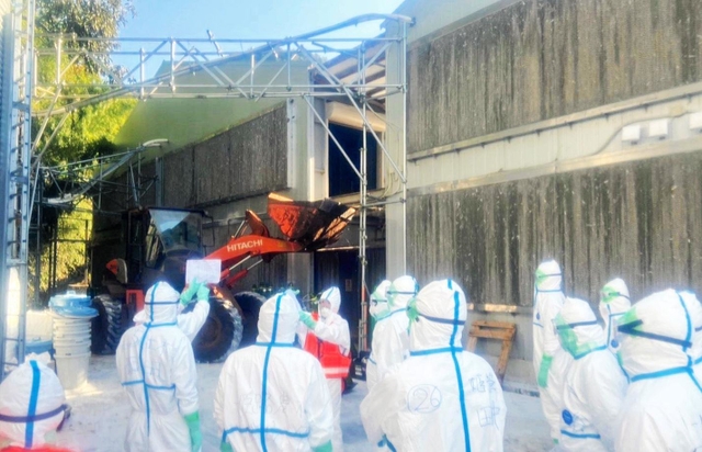 養鶏場での鳥インフルエンザ発生を受け、殺処分に入る兵庫県職員ら＝17日午前、姫路市内（県提供）