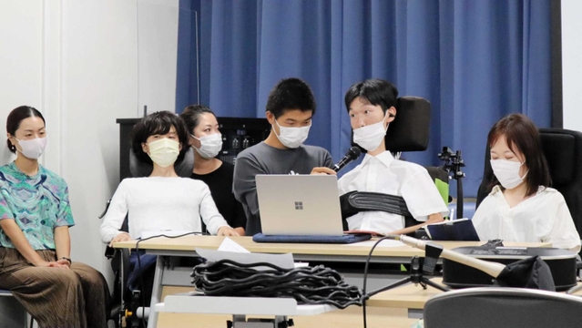 実態調査の結果を公表するメンバーら＝京都市南区、京都テルサ
