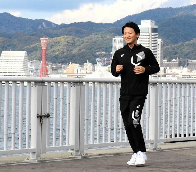 神戸マラソンのオンラインイベントに参加し、ポートアイランドを走る斉藤知事＝神戸市中央区港島１