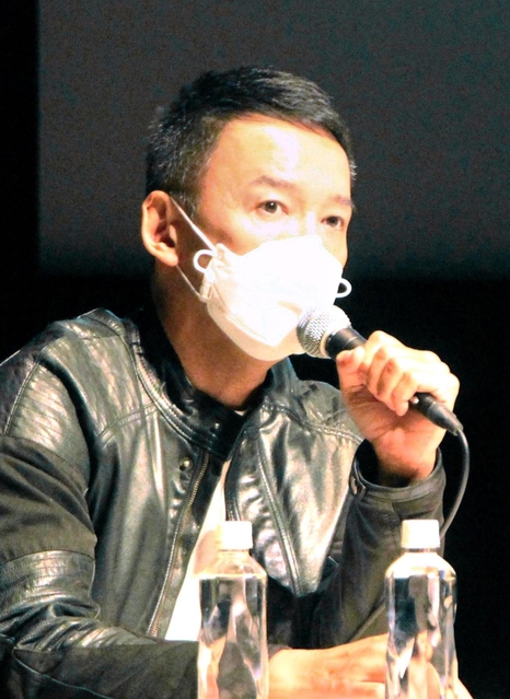 集会で参加者と対話するれいわ新選組の山本太郎代表＝２０日午後、明石市中崎１