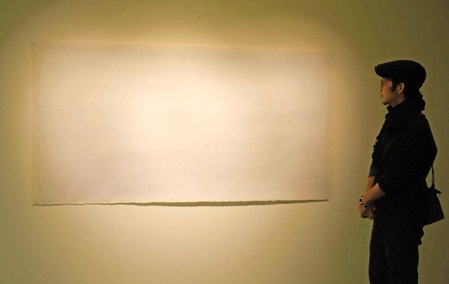 淡い墨と余白で大海原を表現した絵画「蒼氓」＝神戸市中央区山本通３、神戸市立海外移住と文化の交流センター