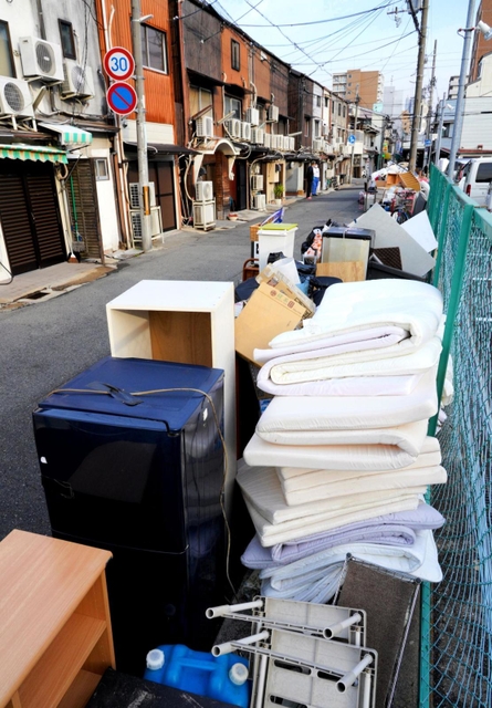 店で使っていた粗大ゴミ。マットレスや敷布団などが山積み＝１６日午後、尼崎市神田南通３