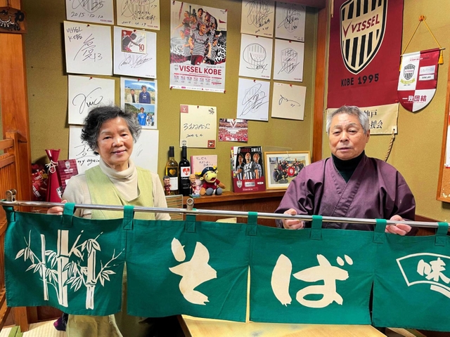 ５２年の歴史に幕を下ろす「生そば　しなの」の釜須一昭さん（右）と妻保美さん＝神戸市兵庫区小松通３