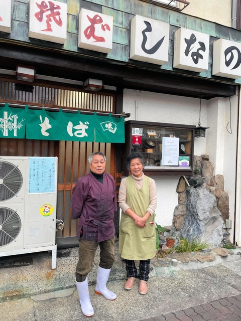 ５２年の歴史に幕を下ろす「生そば　しなの」の釜須一昭さん（左）と妻保美さん＝神戸市兵庫区小松通３
