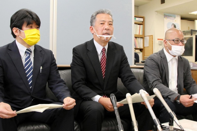 「文書通信交通滞在費」の見直しを求めた申し入れ書を衆参議長に発送し、記者会見する丸尾牧兵庫県議（中央）ら＝２４日午前、兵庫県庁