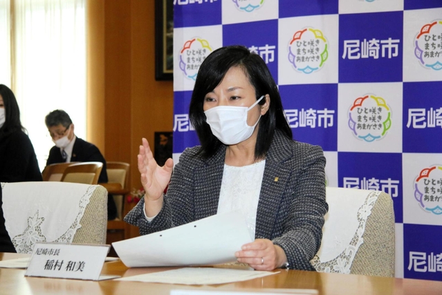 通称「かんなみ新地」に対し、尼崎南署と尼崎市が現地の組合に対して警告書を出したことについて見解を述べる稲村和美市長＝２５日午後、尼崎市役所