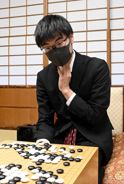 第３局で一力遼天元に勝利し、対局を振り返る関航太郎七段＝２５日午後、福岡県久留米市、「ホテルマリターレ創世　久留米」