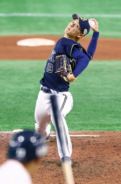 ８回途中から５番手で登板し、勝利投手となったオリックス・山岡＝東京ドーム（撮影・藤尾明華）