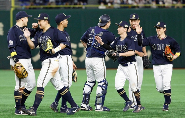 プロ野球の日本シリーズ第５戦でヤクルトに競り勝ち、喜ぶオリックスナイン＝２５日、東京ドーム（撮影・平田潤）