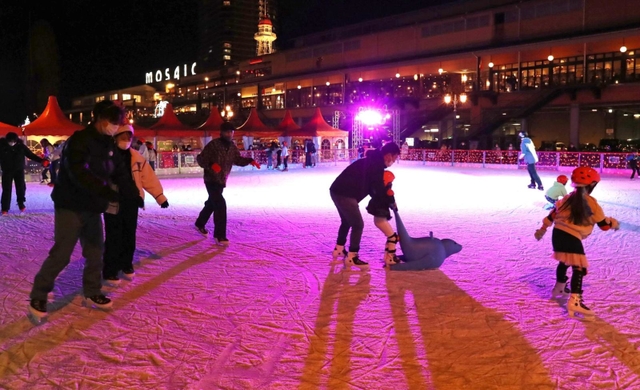 色鮮やかなライトの中で滑走を楽しむ人たち＝神戸市中央区東川崎町１