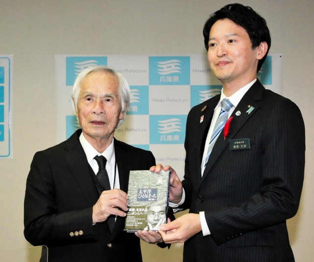 単独無寄港太平洋横断を来年に控え、斎藤元彦兵庫県知事（右）を訪ねた堀江謙一さん＝県庁