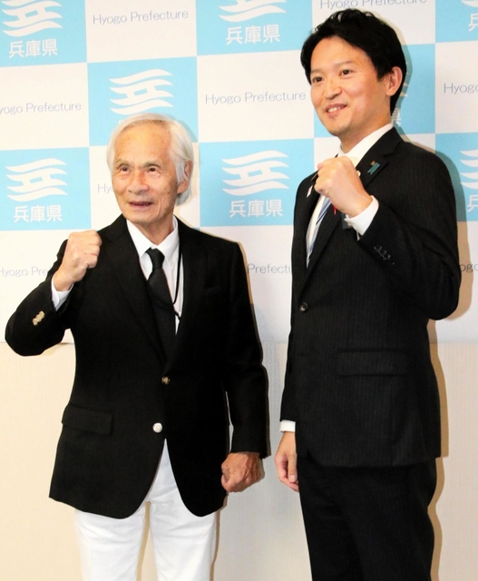 単独無寄港太平洋横断を来年に控え、斎藤元彦兵庫県知事（右）を訪ねた堀江謙一さん＝県庁