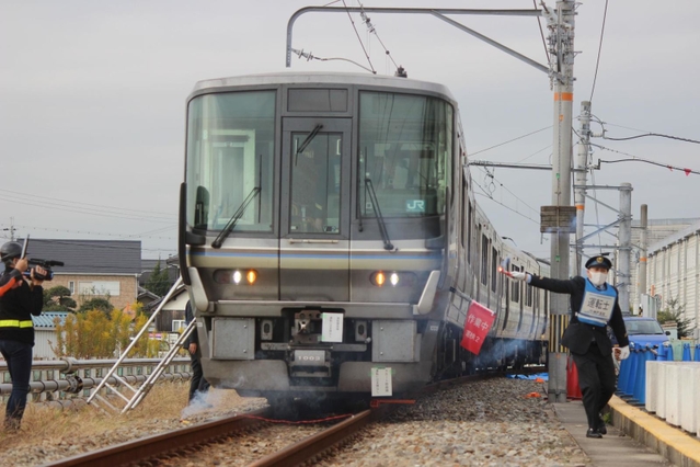 列車事故を想定し、実際の車両を使って行われた救助訓練＝３０日午前、兵庫県太子町、網干総合車両所