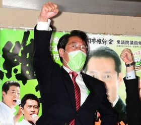 ９年ぶりの国政復帰を確実にした市村浩一郎氏＝宝塚市逆瀬川２（撮影・中西幸大）