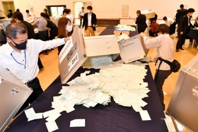 開披台の上に広げられる衆院選小選挙区の投票用紙＝神戸市中央区港島中町６、神戸国際展示場（撮影・三津山朋彦）
