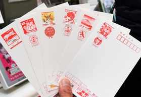 発売された２０２２年用年賀はがき＝＝１日午前、神戸市中央区栄町通６、神戸中央郵便局（撮影・坂井萌香）