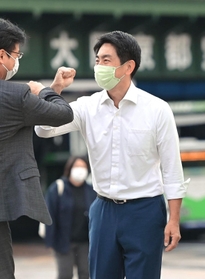 比例復活し、通勤する人らにあいさつする一谷勇一郎氏＝１日午前、ＪＲ三ノ宮駅前（撮影・秋山亮太）