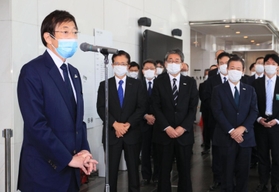 神戸市長選で３選を果たし、職員にあいさつをする久元喜造氏＝１日午前、神戸市中央区加納町６（撮影・鈴木雅之）