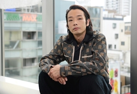 「自分の思い出と重ね合わせても懐かしい。自分ではピッチ（ＰＨＳ）にグッときた」と話す森山未来＝大阪市内（撮影・秋山亮太）