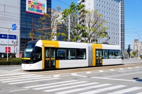 国内で唯一運行している富山市のＬＲＴ車両。低床式車両で、乗り降りしやすいのが特徴だ＝富山市内（富山地方鉄道提供）
