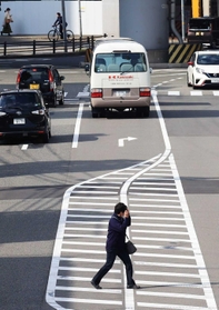横断歩道のない場所を渡る人＝神戸市中央区東川崎町（撮影・鈴木雅之）
