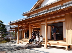 「兵庫県立兵庫津ミュージアム・初代県庁館」がオープン。瓦屋根やふすまの江戸建築と庭園が復元された「県庁舎」を見学する来場者たち＝３日午後、神戸市兵庫区中之島２（撮影・坂井萌香）