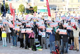 護憲派の集会に集まった参加者ら＝３日午後、神戸市中央区波止場町