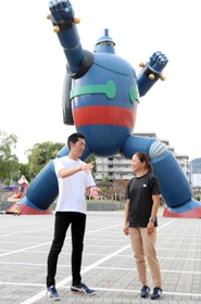 ジャンプイベントを開く若松公園の「鉄人２８号」の前で本番を思い描く衛藤昂選手（左）と中野瞳選手＝神戸市長田区