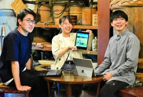酒蔵や日本酒の魅力を発信する３人の大学生＝淡路市久留麻、千年一酒造