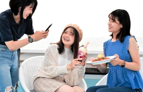 淡路島内のカフェを巡り、スイーツの写真を撮影する「沖物産」のインターン生＝淡路市郡家、ガーブ・コスタ・オレンジ
