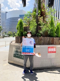 ミャンマーの現状を伝えるチラシを街頭で配布する黒田健斗さん＝８月、大阪市内（黒田さん提供）