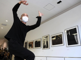 舛次崇さんの作品の前で岩下徹さんが踊った＝神戸市東灘区岡本８、甲南大学岡本キャンパス