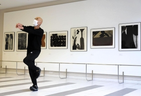 舛次崇さんの作品の前で岩下徹さんが踊った＝神戸市東灘区岡本８、甲南大学岡本キャンパス