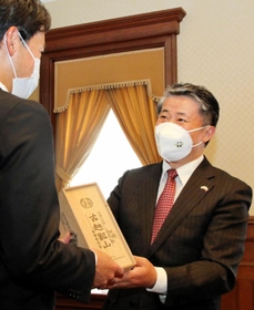 斎藤元彦兵庫県知事（左）を表敬訪問した薛剣・中国駐大阪総領事＝県公館