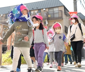 避難訓練で近くの高校へ移動する園児ら＝５日午前、神戸市中央区東川崎町（撮影・秋山亮太）