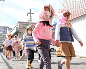 津波避難訓練で避難場所まで逃げる園児ら＝５日午前、神戸市中央区東川崎町（撮影・秋山亮太）