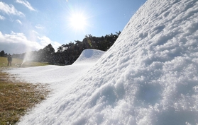 ゲレンデを白く染めていく人工雪＝５日午後、神戸市灘区六甲山町