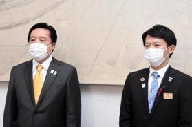 若宮健嗣万博相（左）と会談する兵庫県の斎藤元彦知事＝兵庫県公館