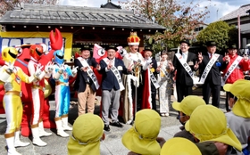 カニポーズでかに王国の開国を祝う国王や大臣ら＝５日午前、豊岡市城崎町湯島