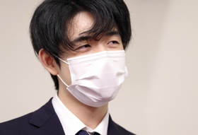 王位就位式の前にインタビューに応じる藤井聡太王位＝１０月２８日、東京都千代田区