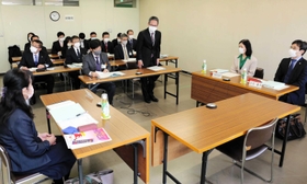 検証委員会であいさつする西田耕太郎教育長（右から３人目）＝姫路市役所