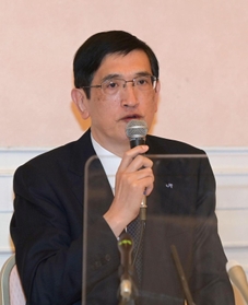 会見で事故車両の保存などについて話すＪＲ西日本の長谷川一明社長＝６日午後、伊丹市内（撮影・秋山亮太）