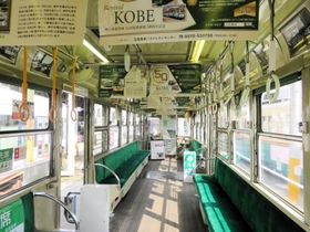 今も現役で走る「１１５６号」の車内。板張りの床は神戸市電当時の面影が残る＝広島市内（広島電鉄提供）