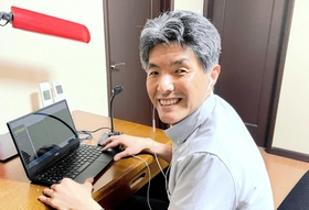 視覚障害者の就労の悩みに寄り添い、相談機関を立ち上げた岡田太丞さん。同じ障害がある人の働く意欲を支える＝西宮市（本人提供）