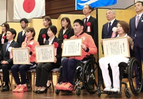 兵庫県スポーツ賞特別選手賞を受けた（前列右から）倉橋香衣、大矢勇気、板橋美波、阿部詩の各選手＝神戸市中央区下山手通４、県公館（撮影・吉田敦史）
