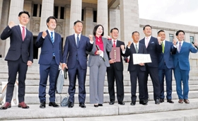 そろって登院し意気込む維新の議員たち＝１０日午前、国会議事堂