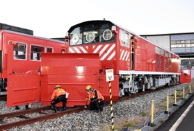 ラッセル車の点検をする保線係員＝１１日朝、ＪＲ豊岡駅